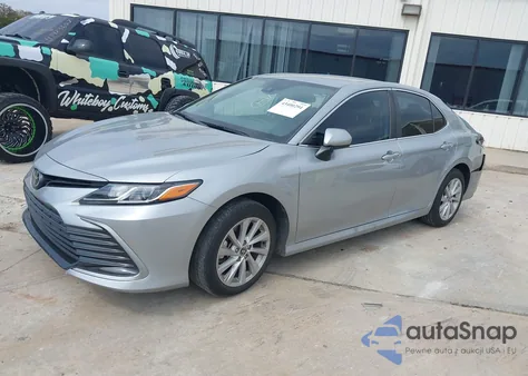 2022 Toyota Camry Le z USA, uszkodzony, nr VIN 4T1C11AK2NU634390